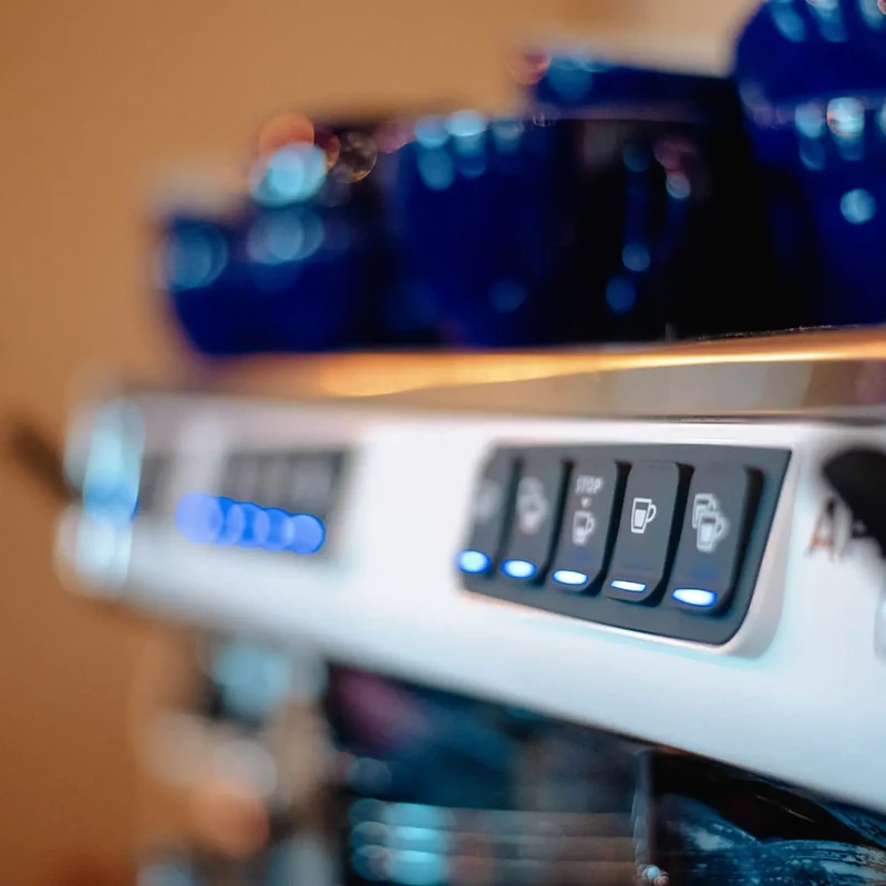 De koffiemachine van BarOH met de blauwe kopjes, in het ochtendlicht